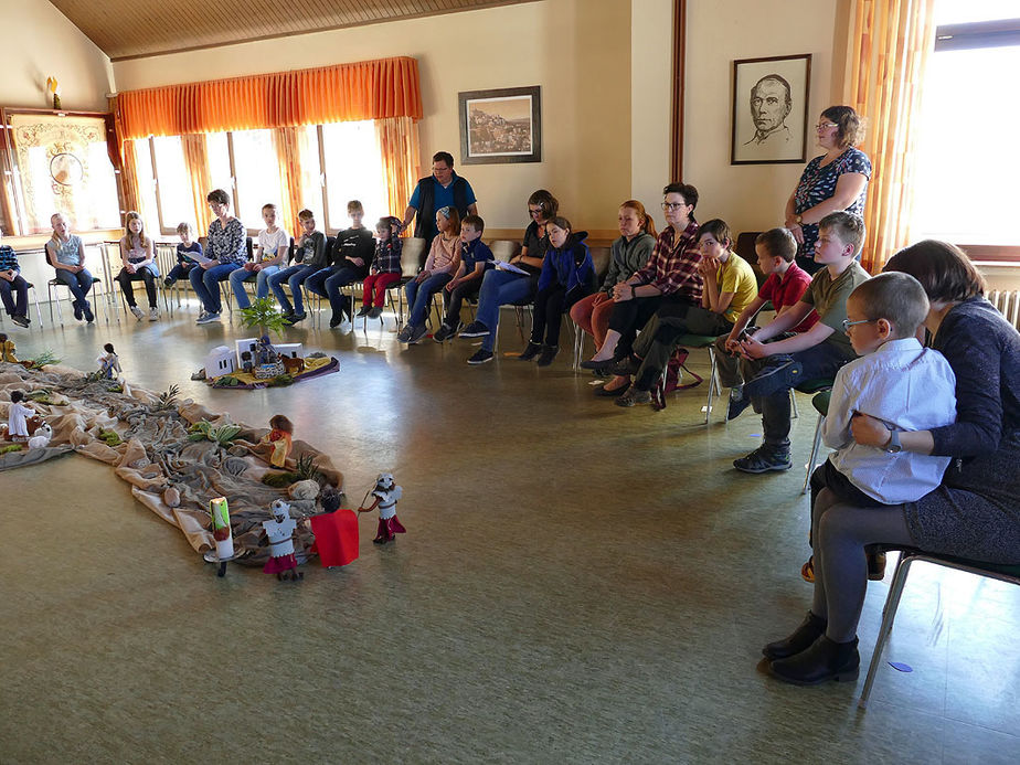 Kinderkarfreitagsliturgie im Gemeindezentrum (Foto: Karl-Franz Thiede)